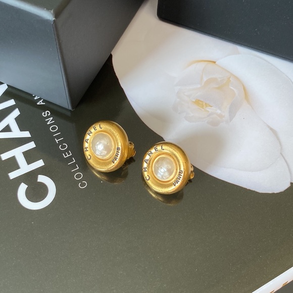Chanel Vintage Clip On Earrings - Picture 6 of 7